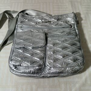 Baggallini Womens Modern Everywhere Slim Crossbody, Silver Metallic Quilt